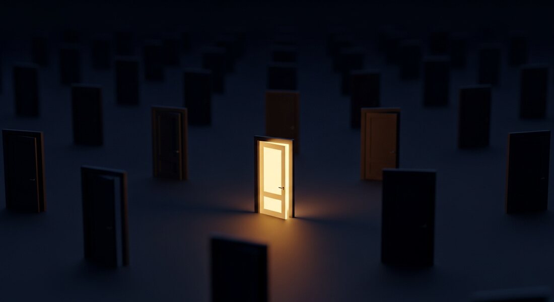 Une porte doree eclairee parmi des dizaines de portes eteintes